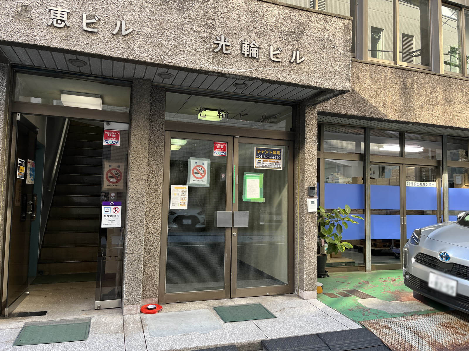 オフィスビル出入口