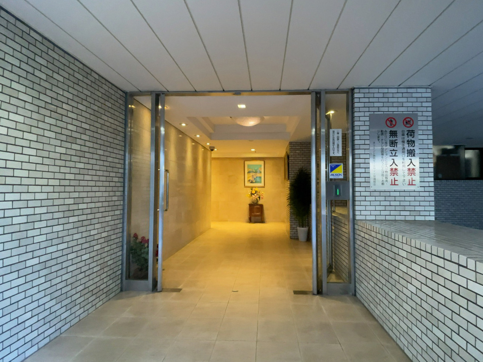 オフィスビル出入口