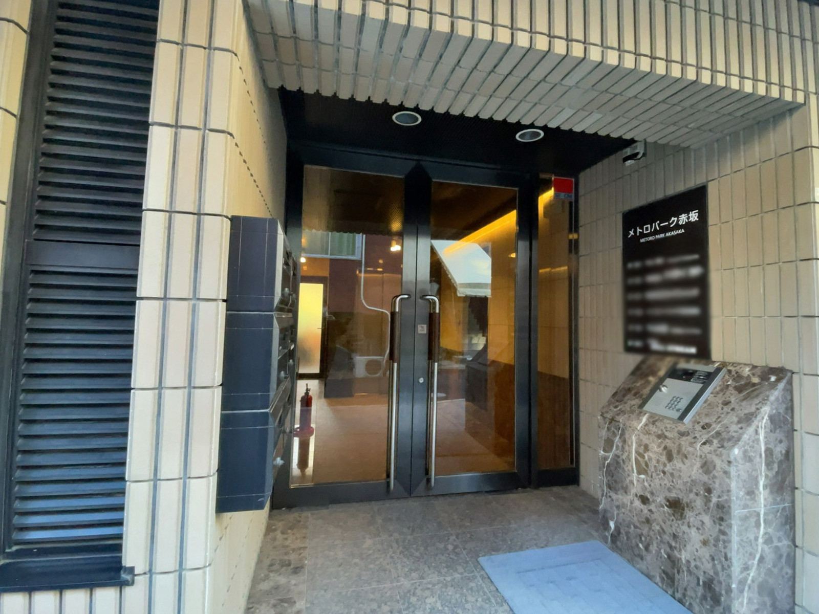 オフィスビル出入口