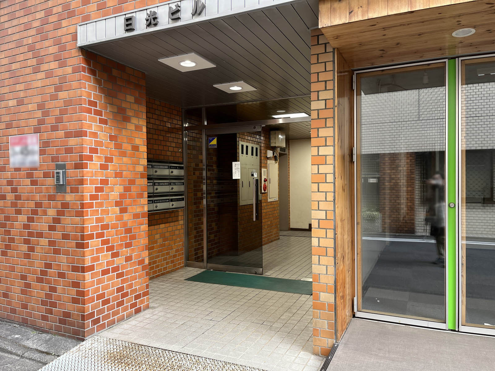 オフィスビル出入口