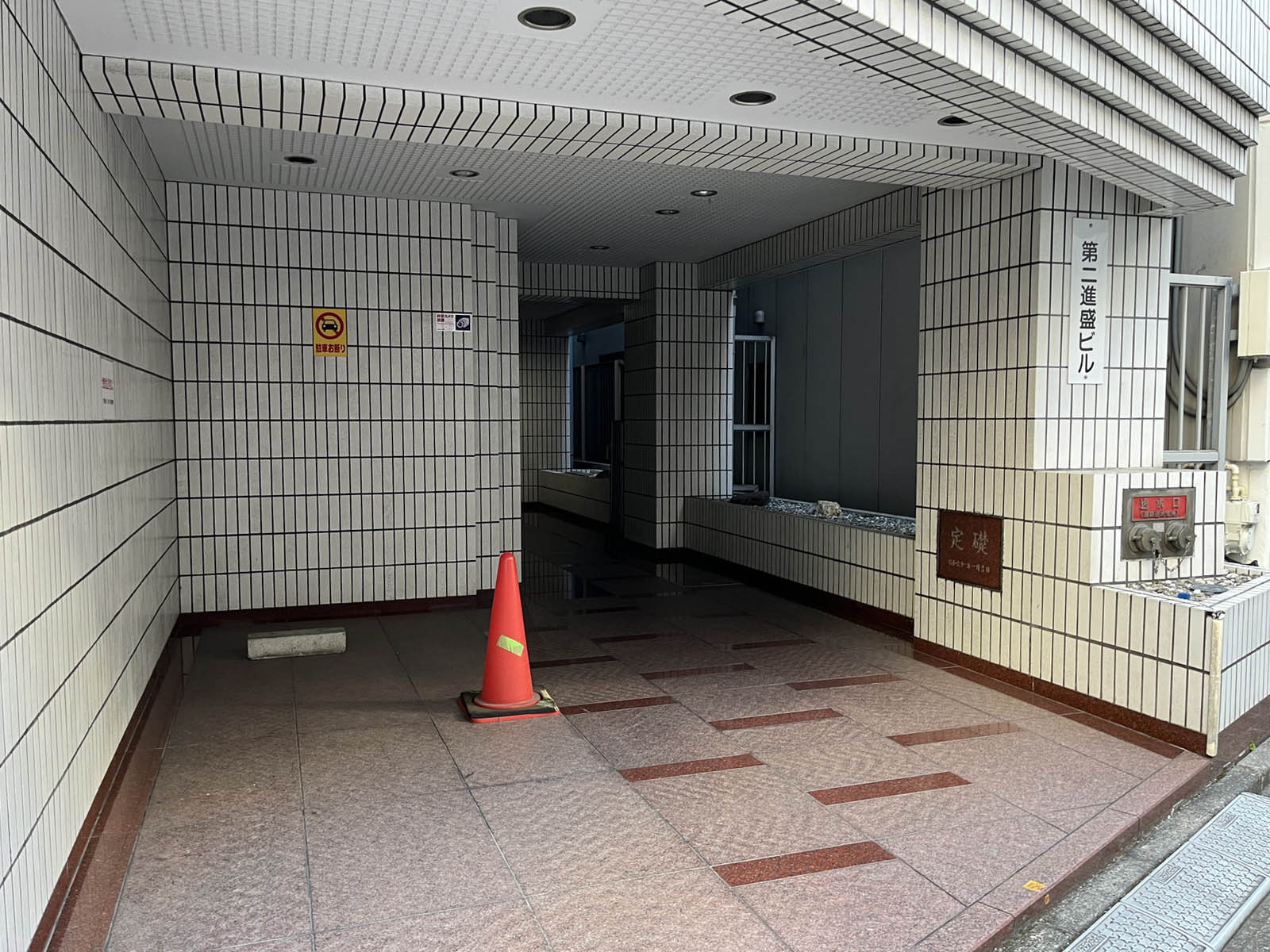 オフィスビル出入口
