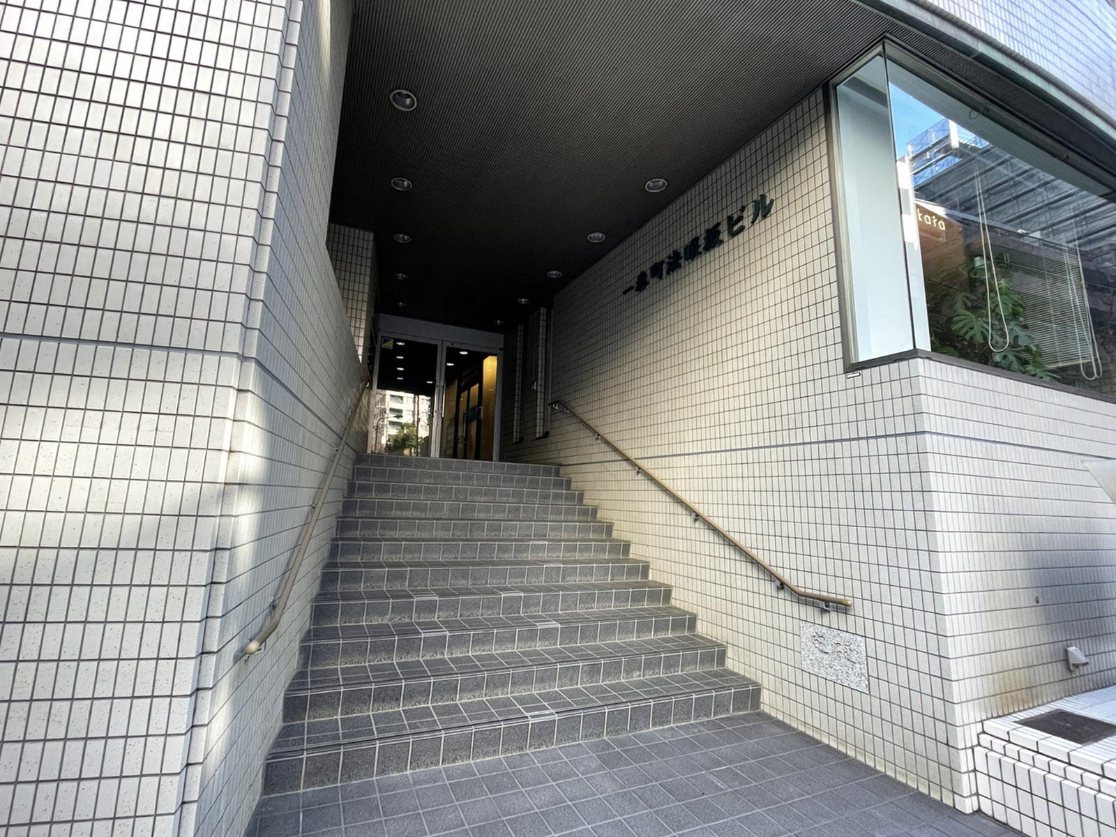 オフィスビル出入口