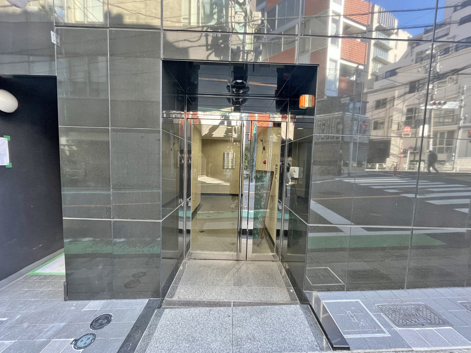 オフィスビル出入口