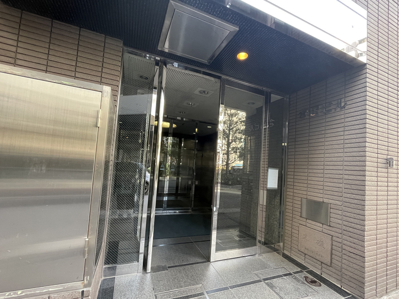 オフィスビル出入口