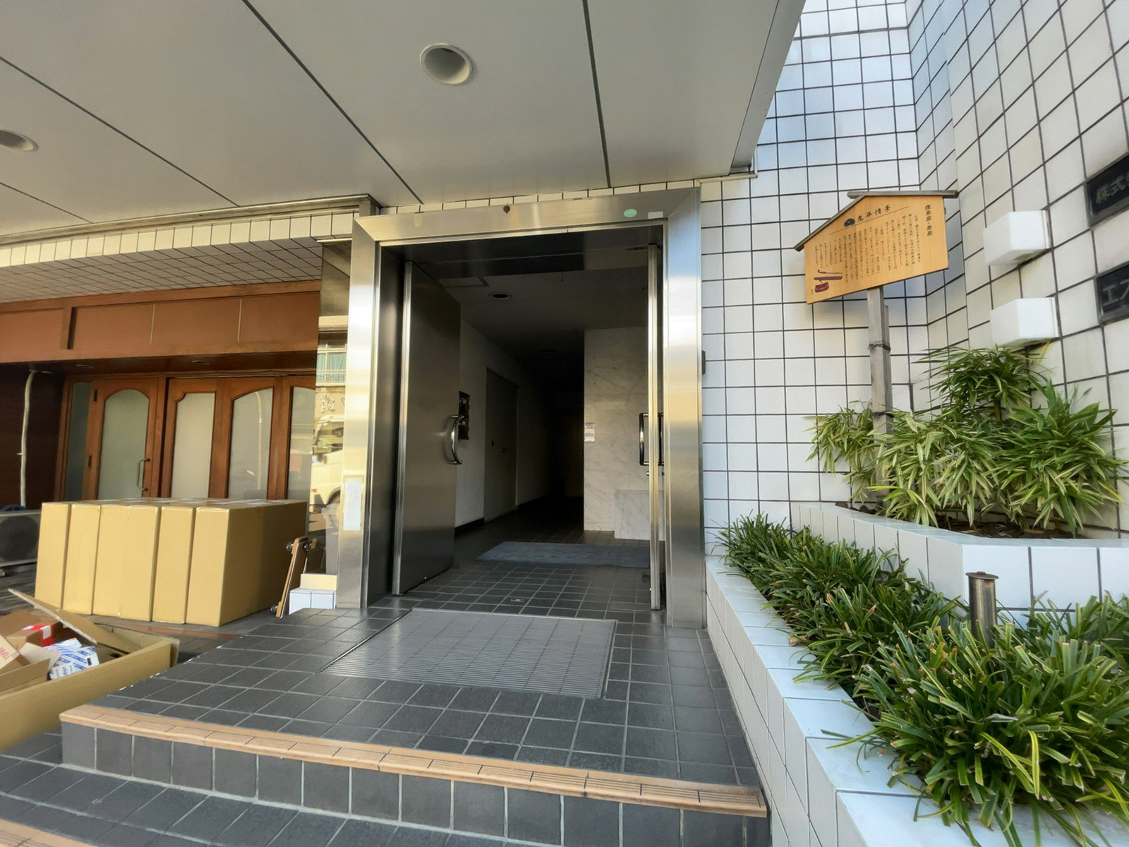 オフィスビル出入口