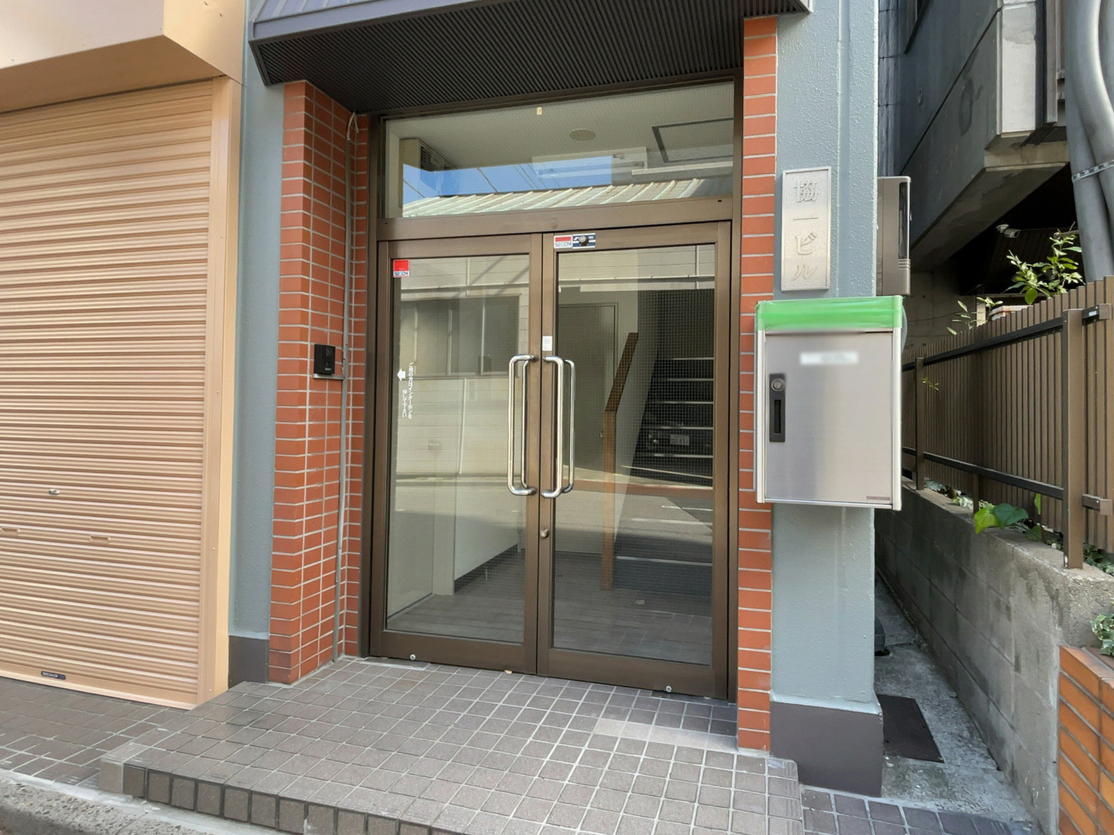 オフィスビル出入口