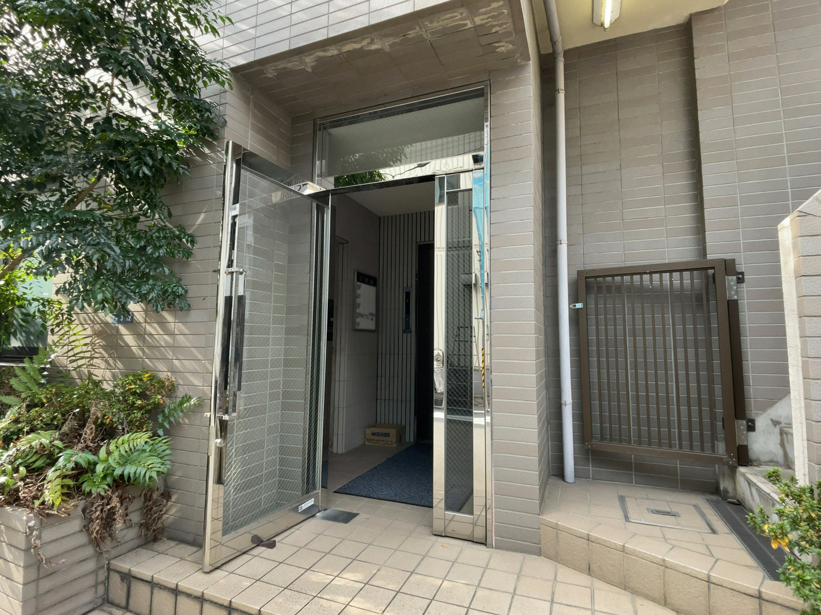オフィスビル出入口