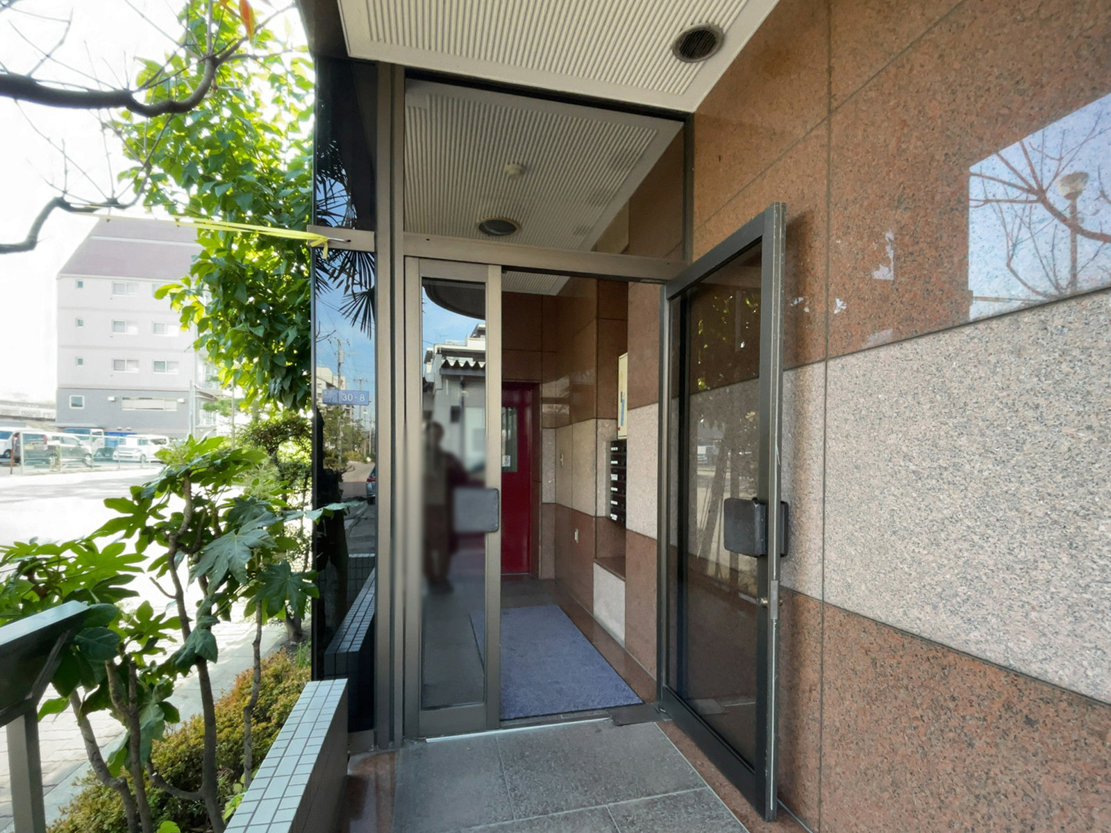 オフィスビル出入口