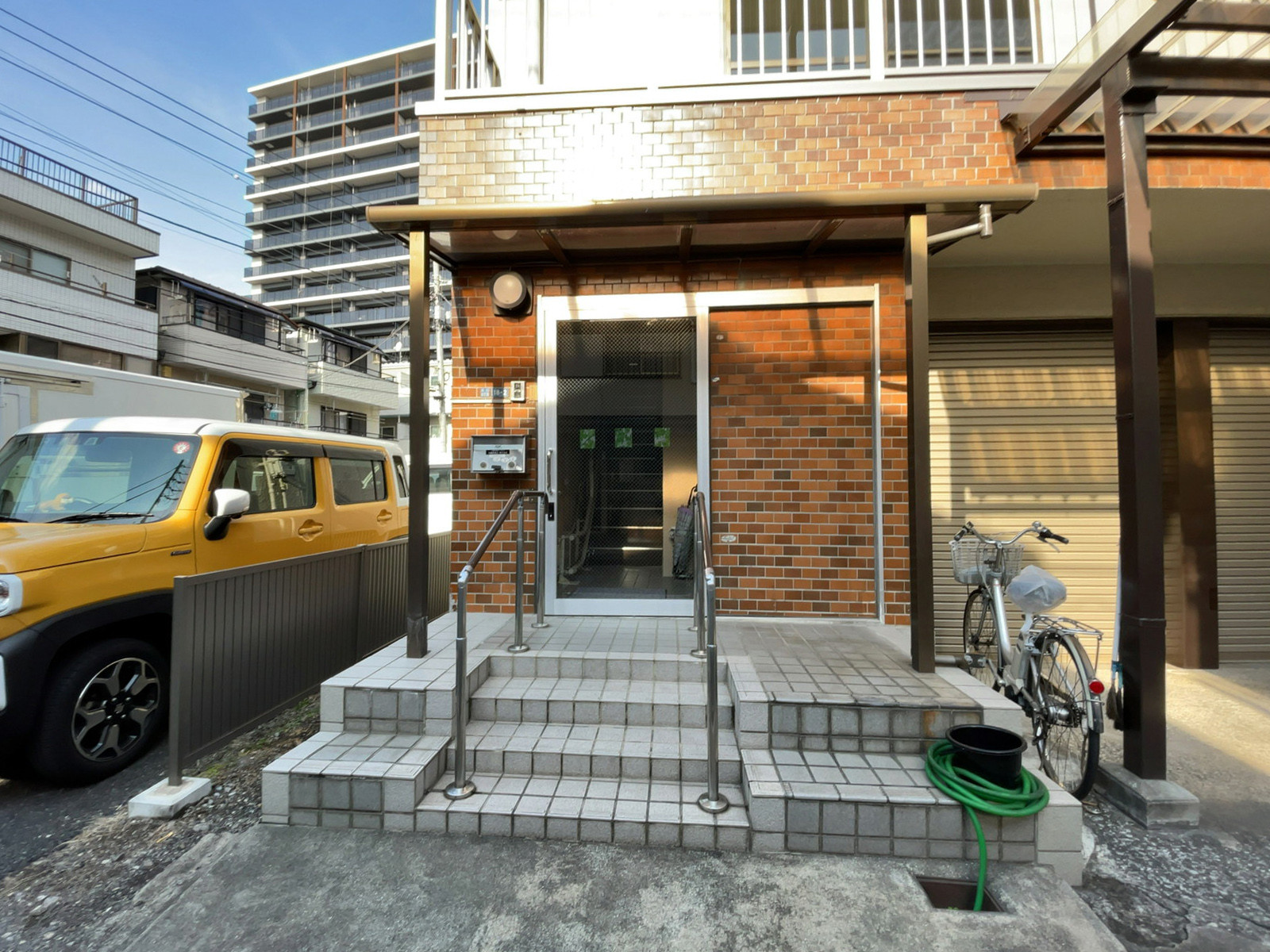 オフィスビル出入口