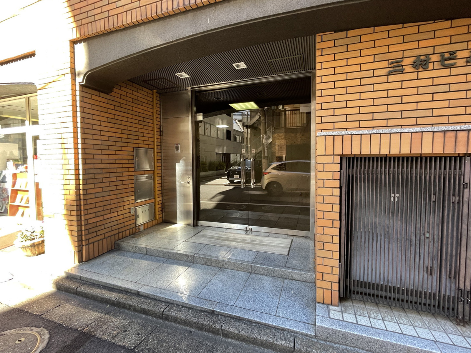 オフィスビル出入口