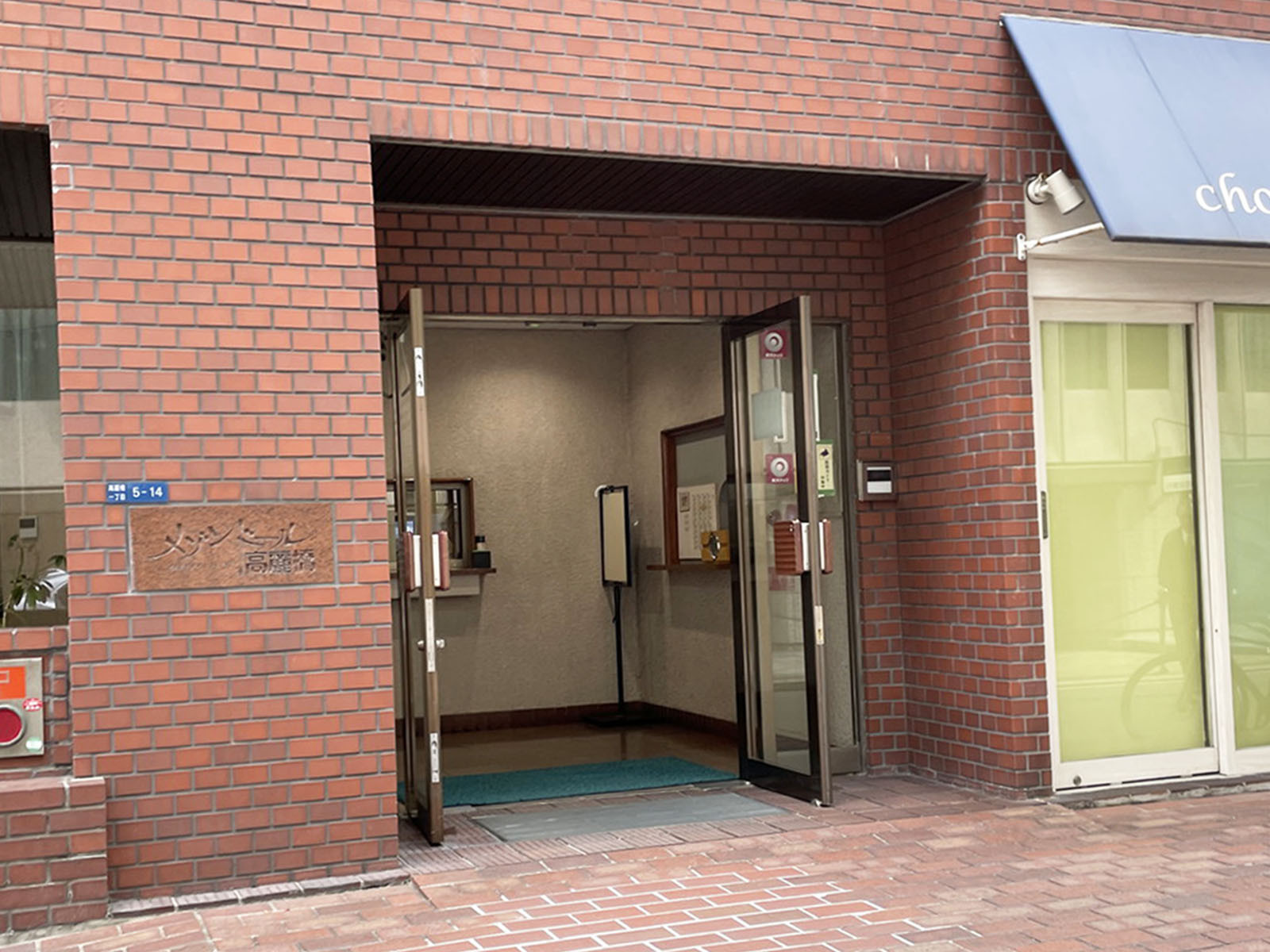 オフィスビル出入口