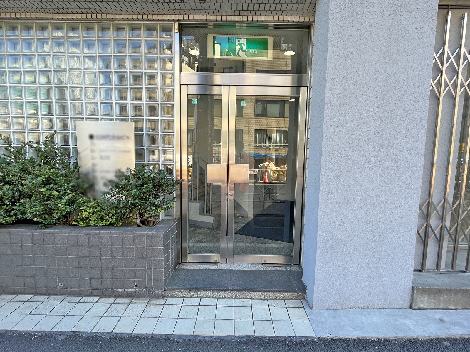 オフィスビル出入り口