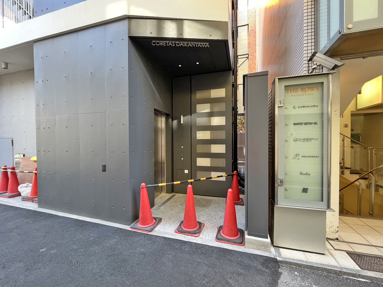 オフィスビル出入り口