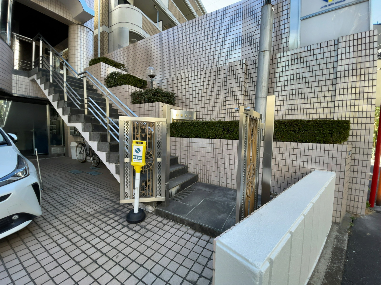 オフィスビル出入口
