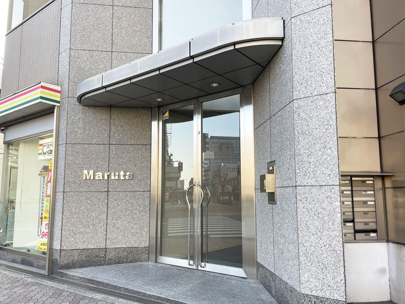 オフィスビル出入口