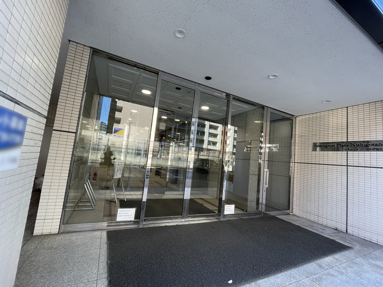オフィスビル出入口
