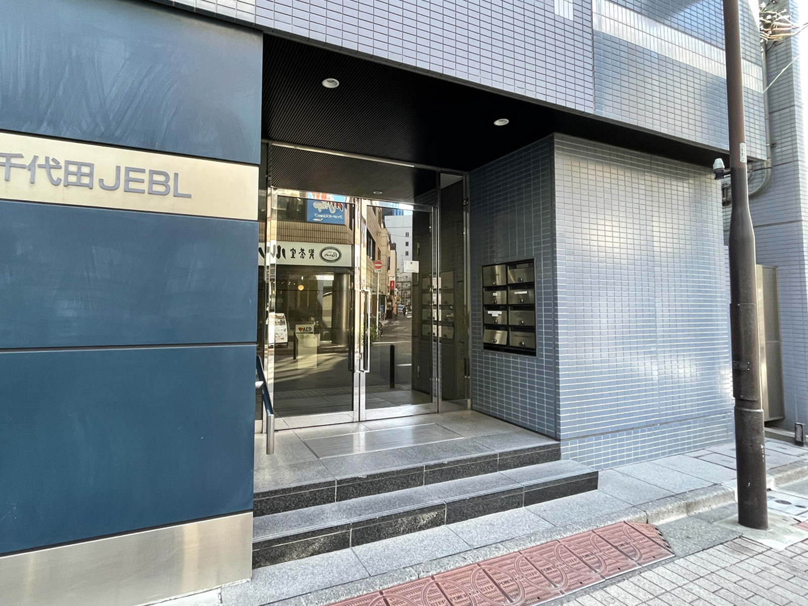 オフィスビル出入口