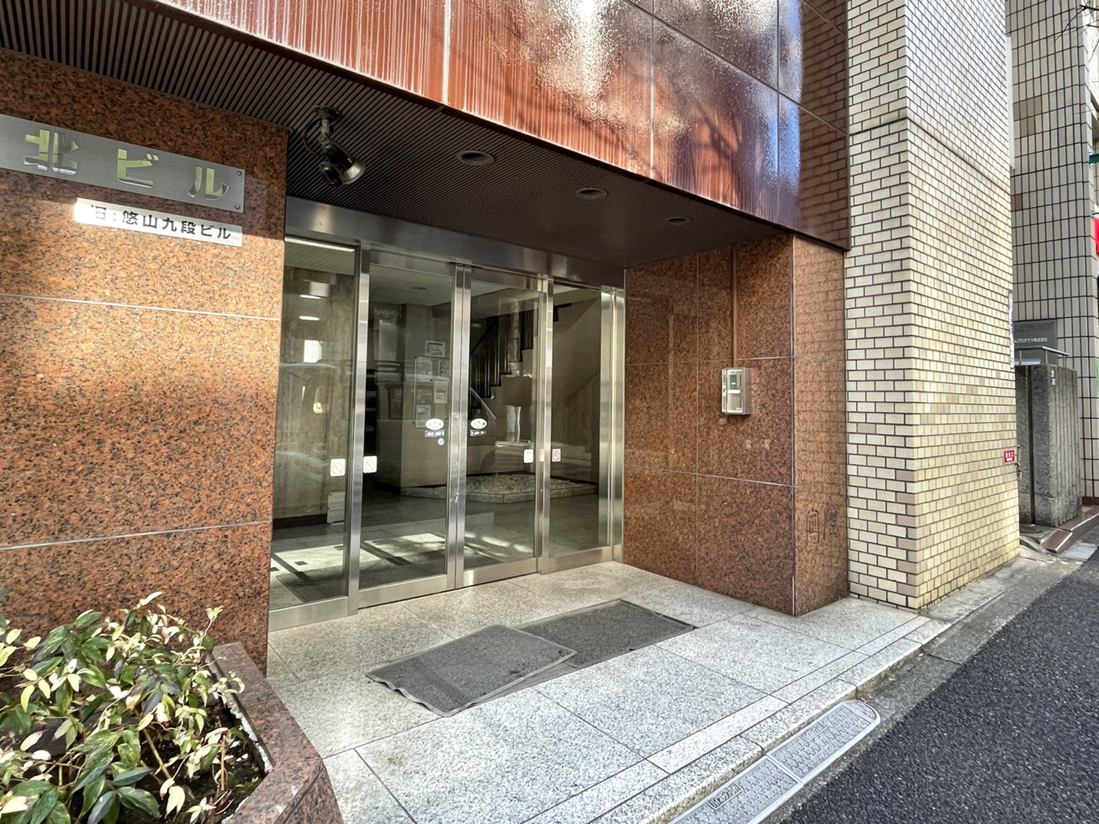 オフィスビル出入口
