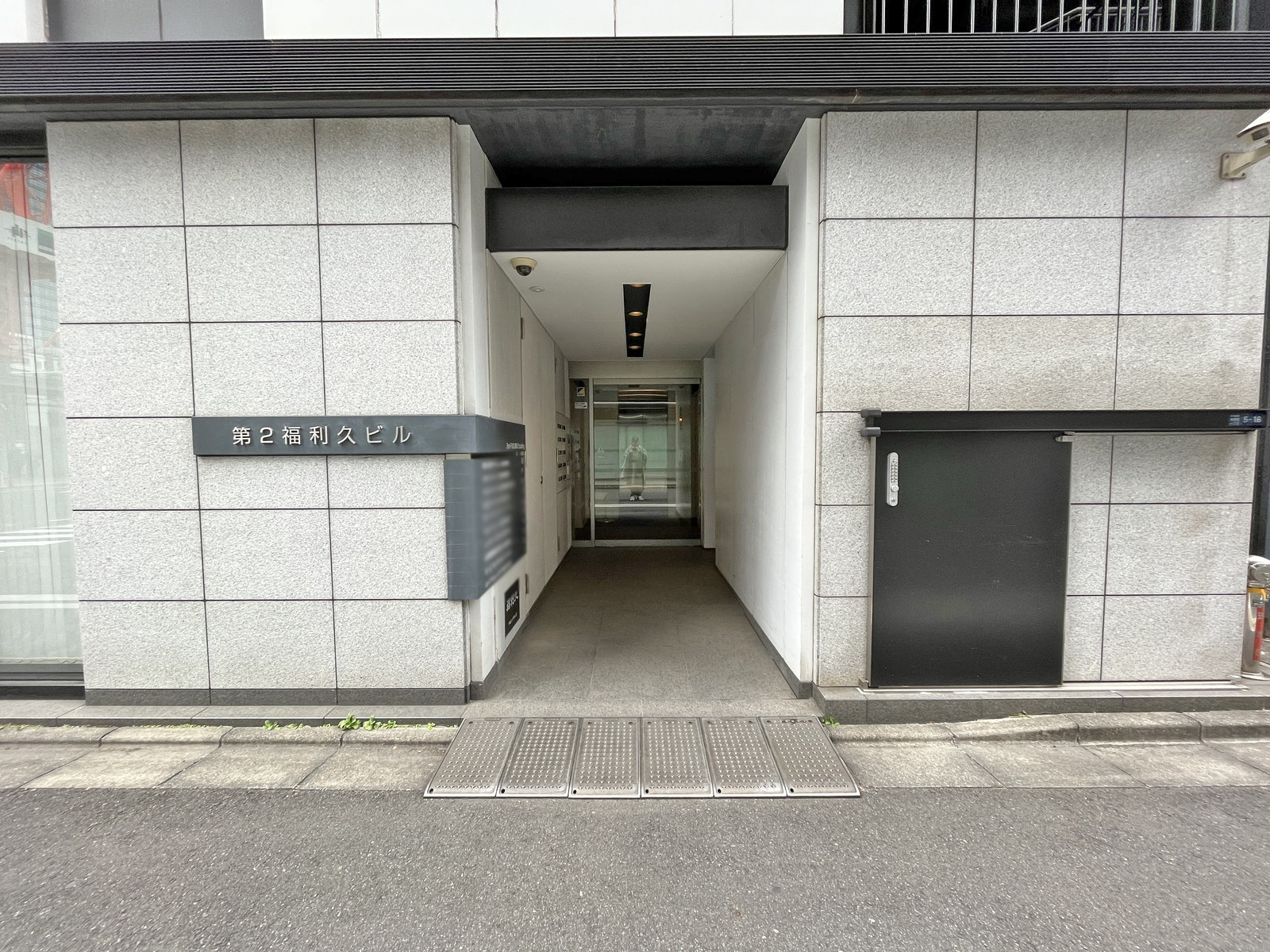 オフィスビル出入り口