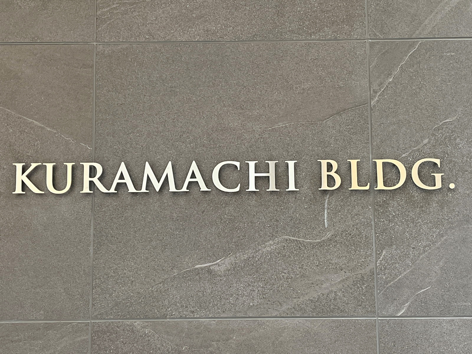 ネームプレート：KURAMACHI BLDG
