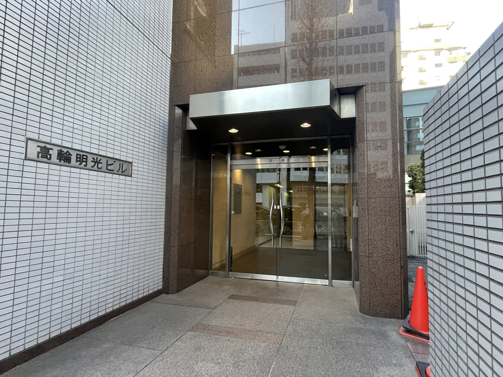 オフィスビル出入口