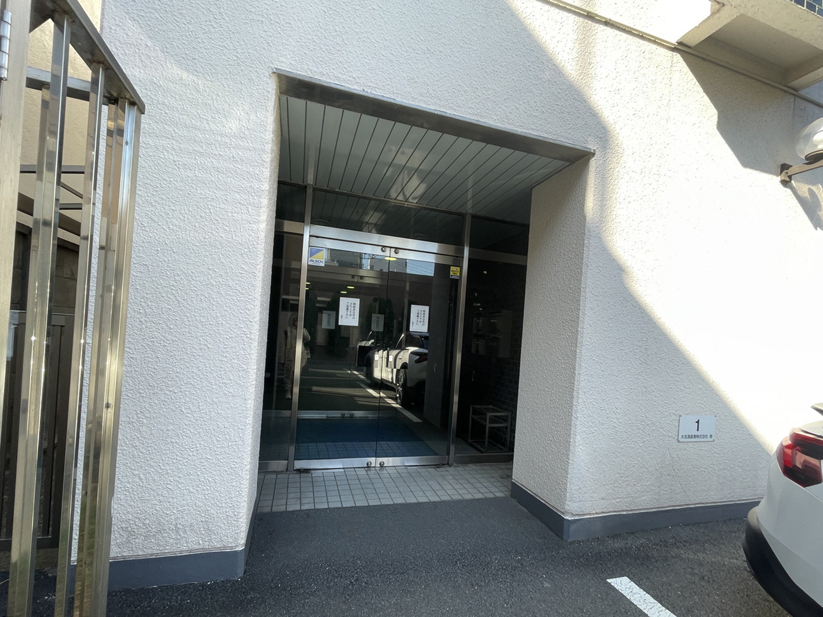 オフィスビル出入口