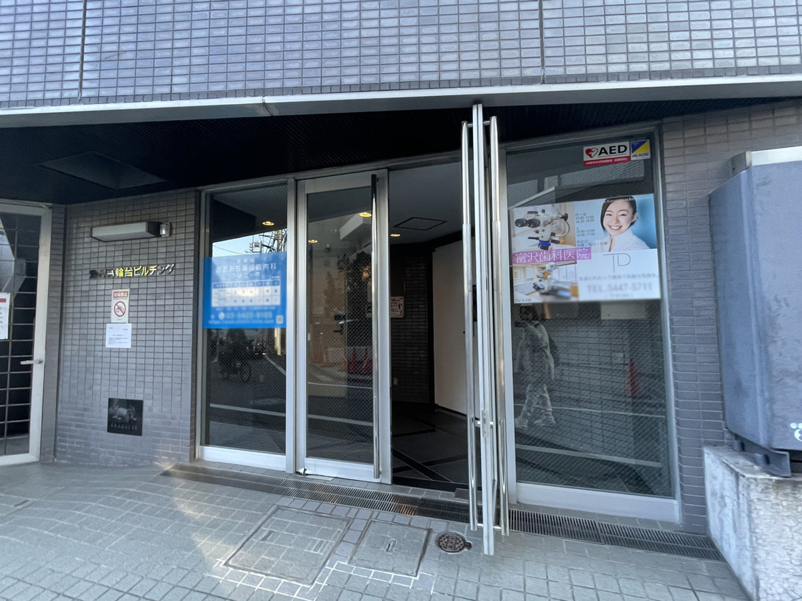 オフィスビル出入口