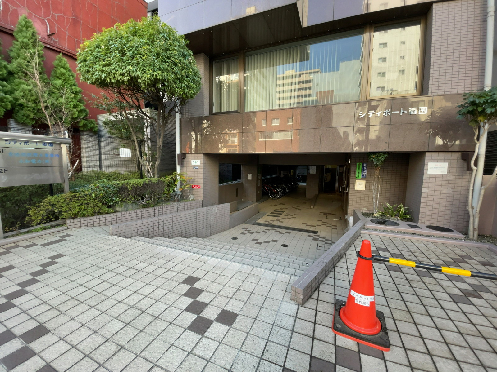 オフィスビル出入口