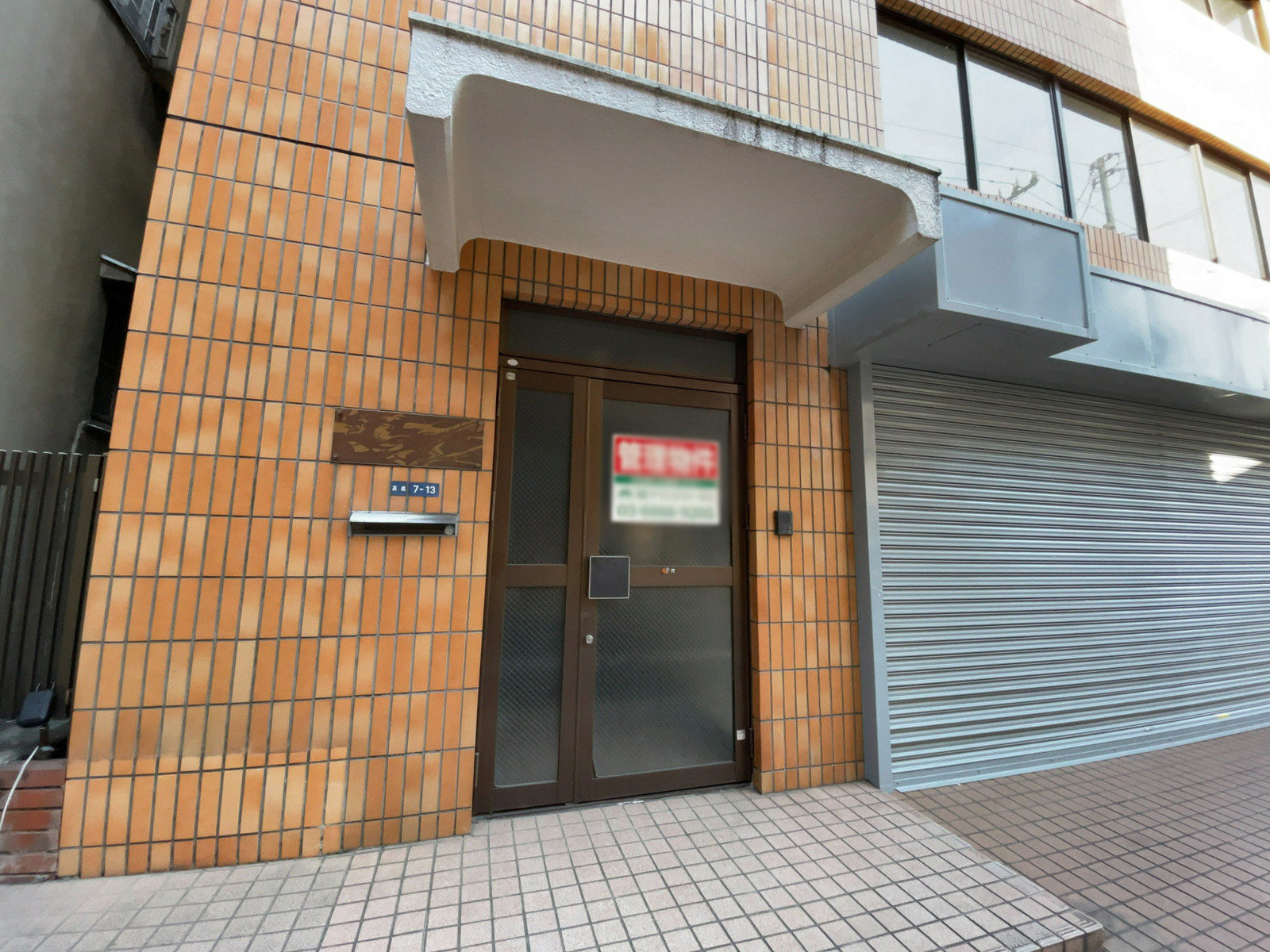 オフィスビル出入口
