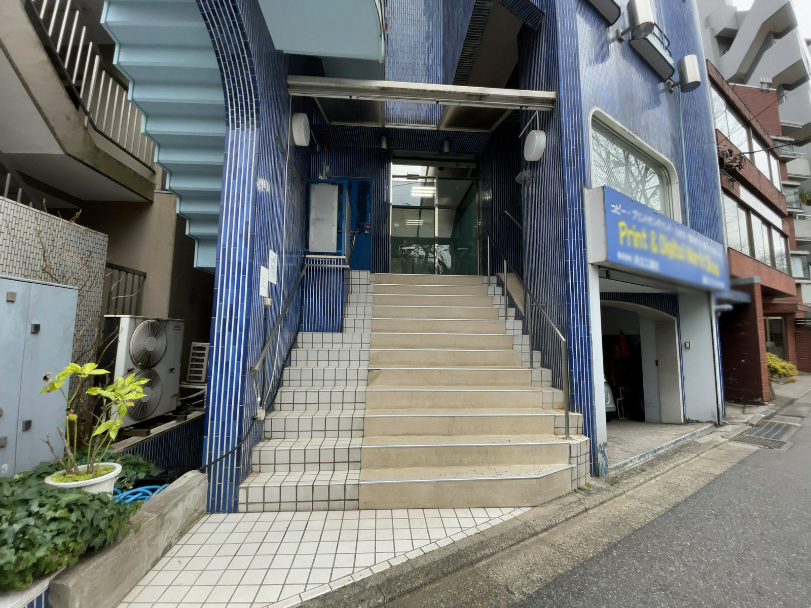 出入り口前の階段