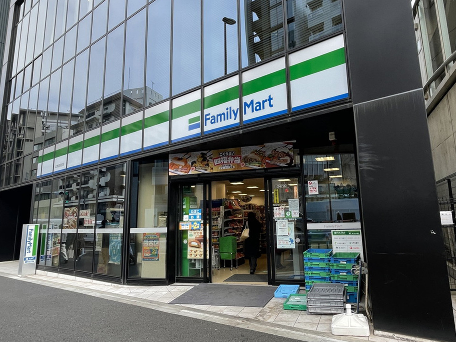 1階のファミリーマート北参道駅前店