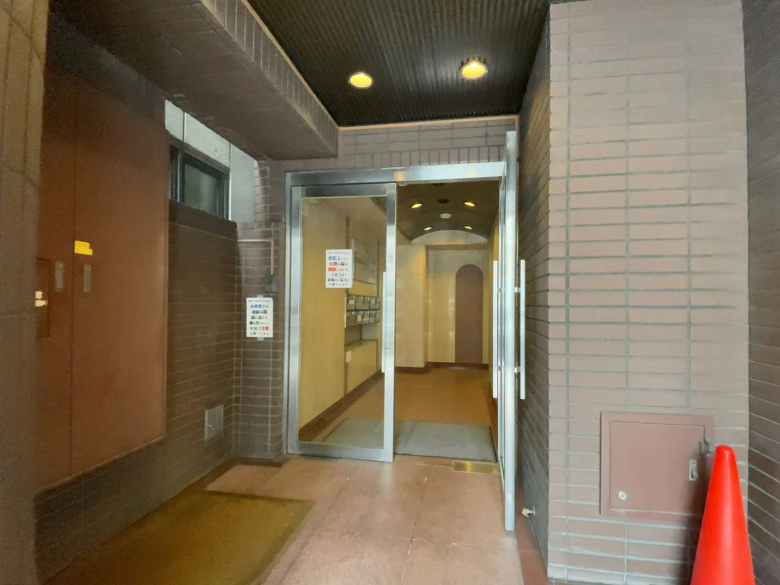 オフィスビル出入口