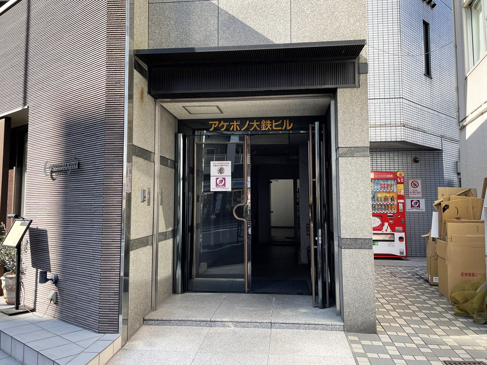 オフィスビル出入口