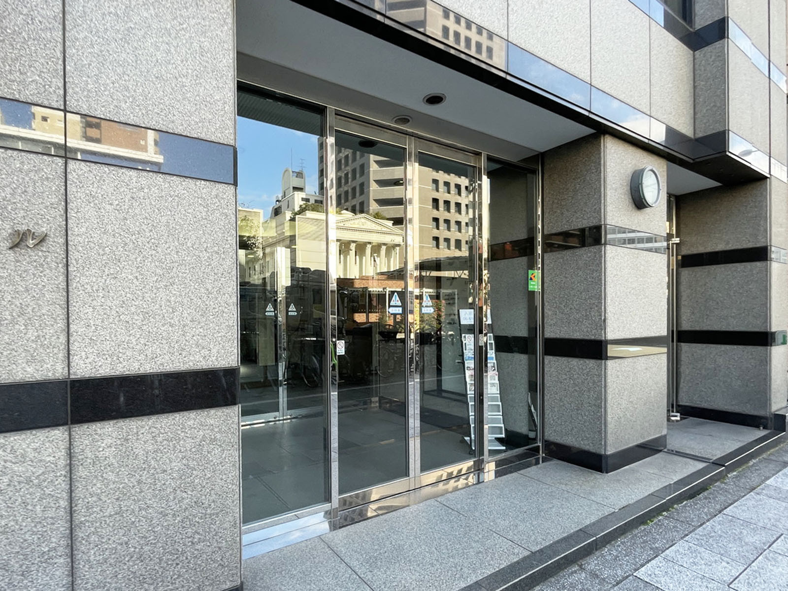 オフィスビル出入口