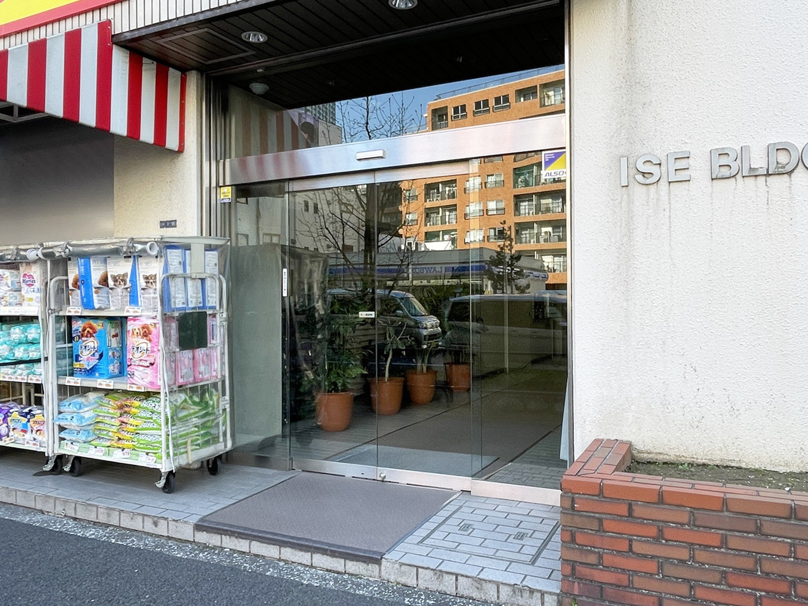 オフィスビル出入口