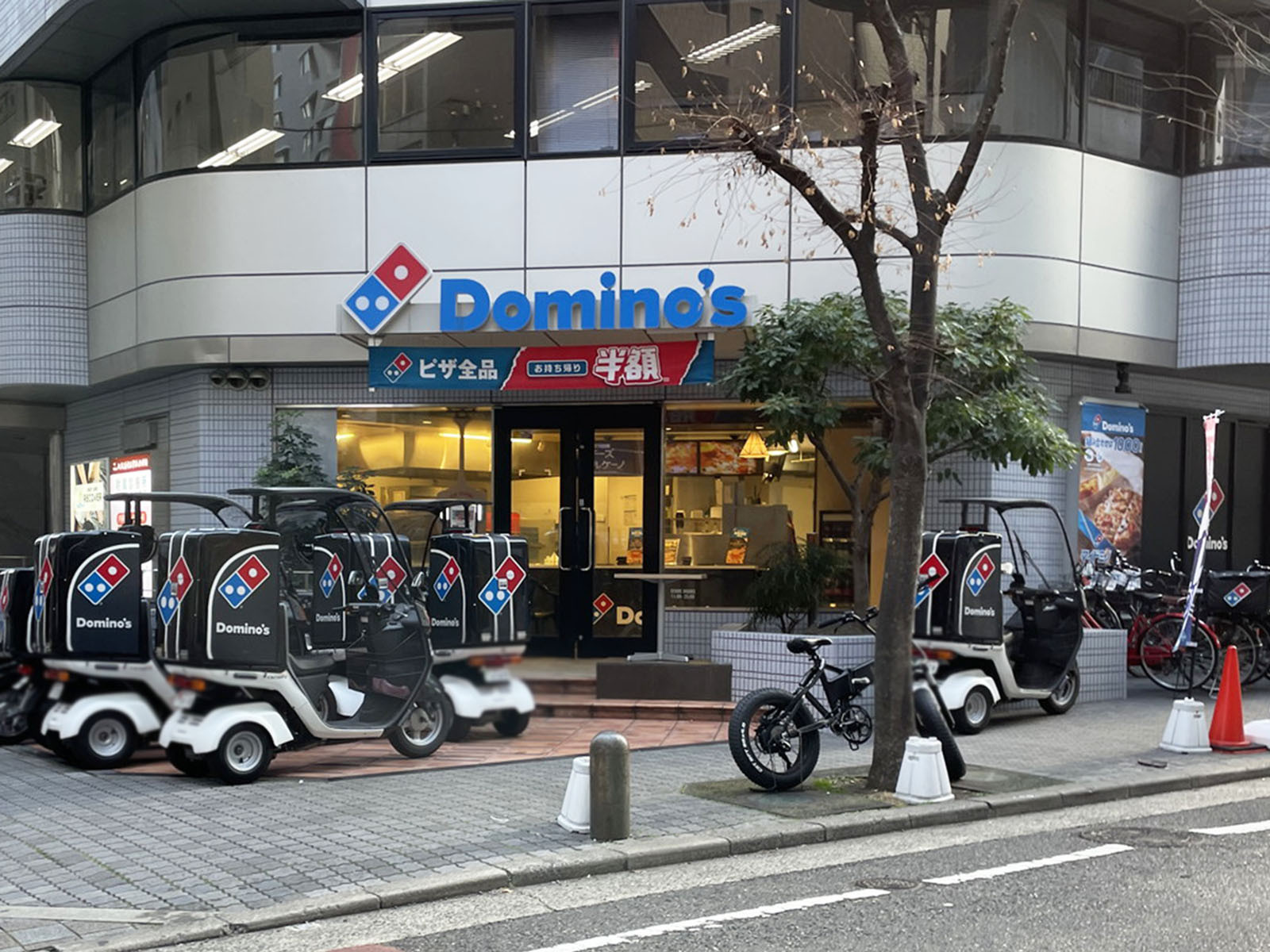 1階のドミノ・ピザ東心斎橋店