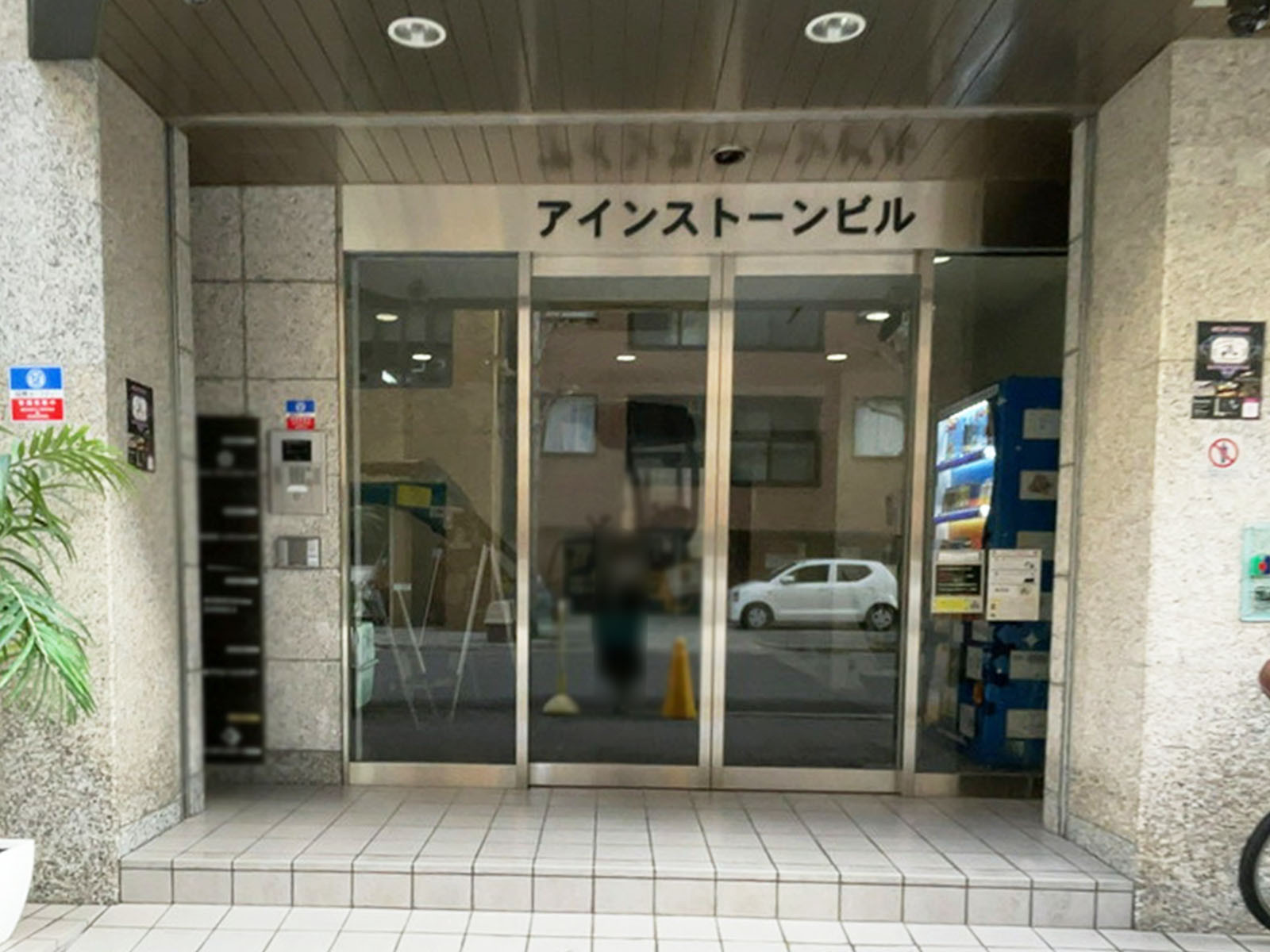 オフィスビル出入口
