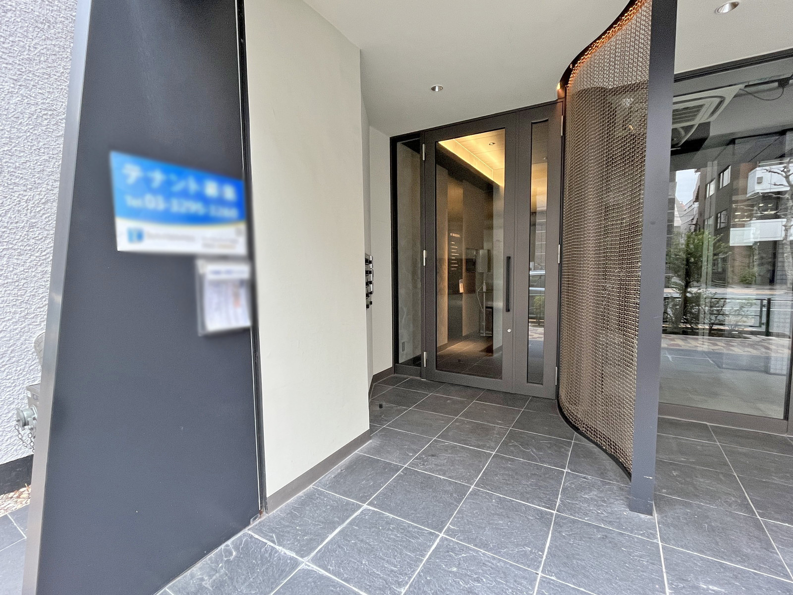 オフィスビル出入口