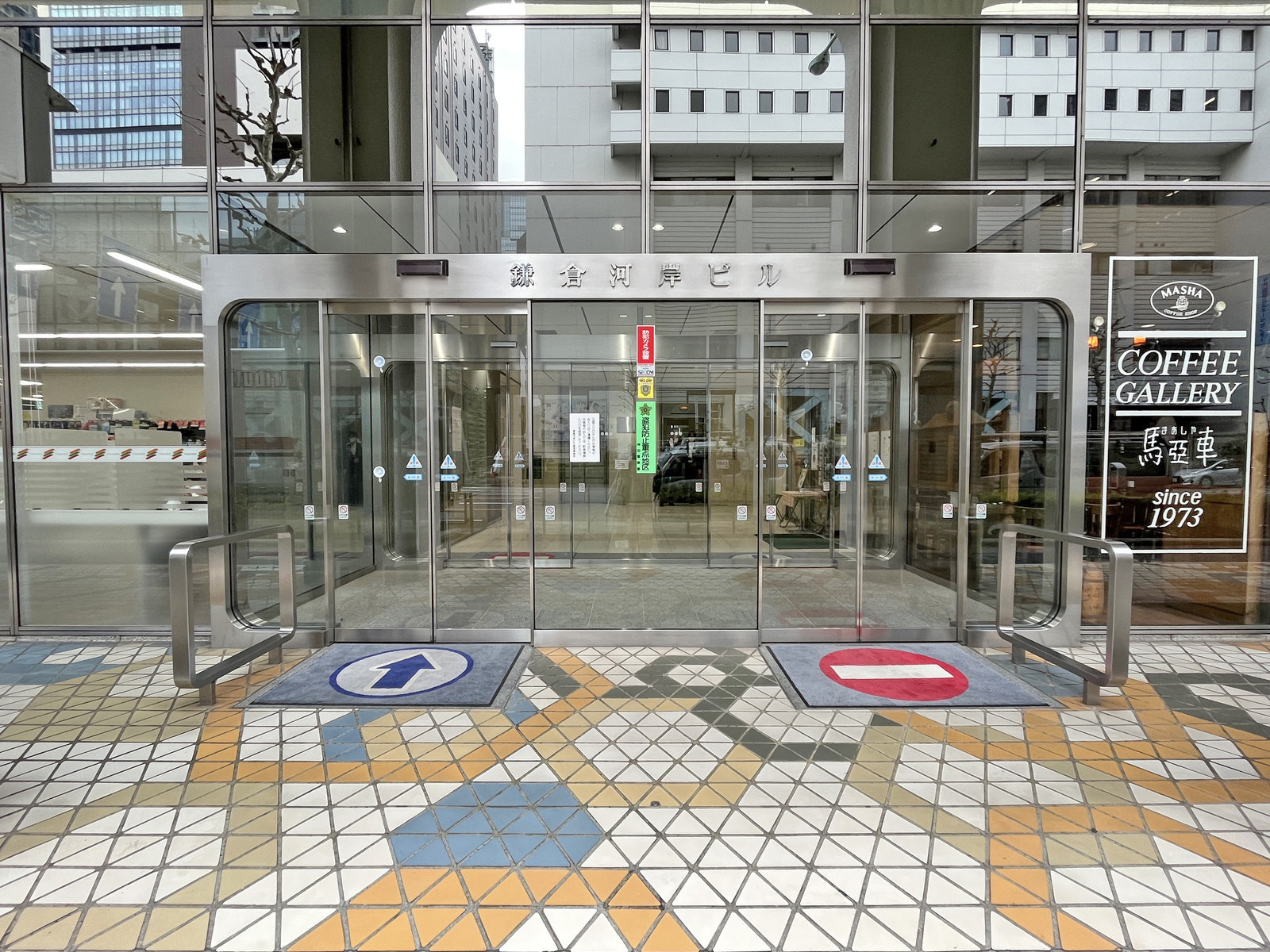 オフィスビル出入り口