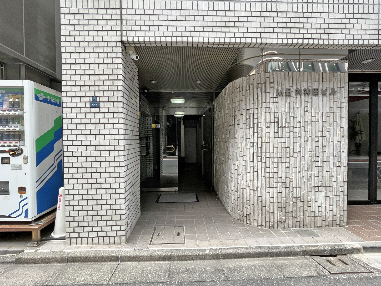 オフィスビル出入り口