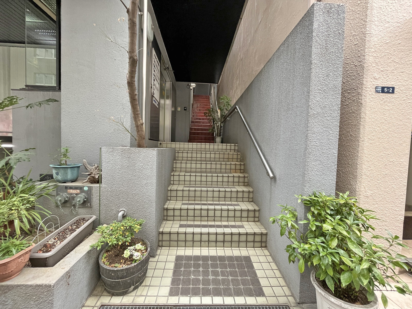 オフィスビル出入口
