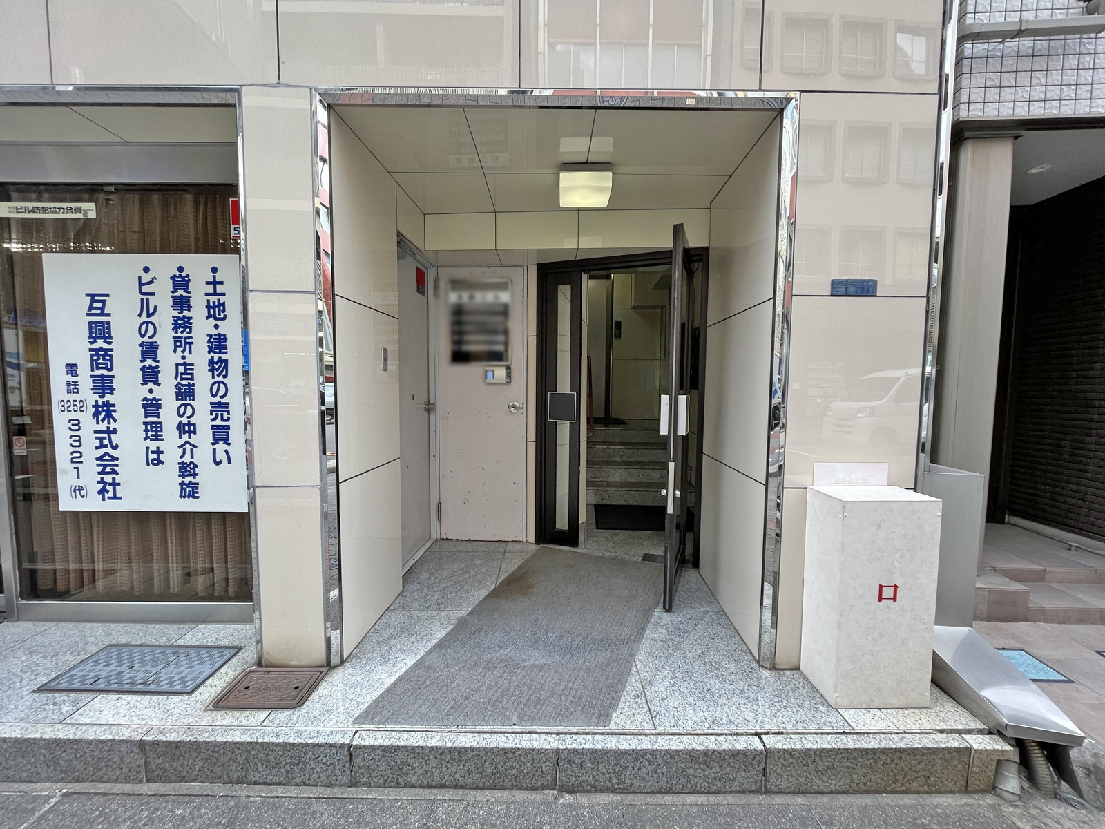 オフィスビル出入口