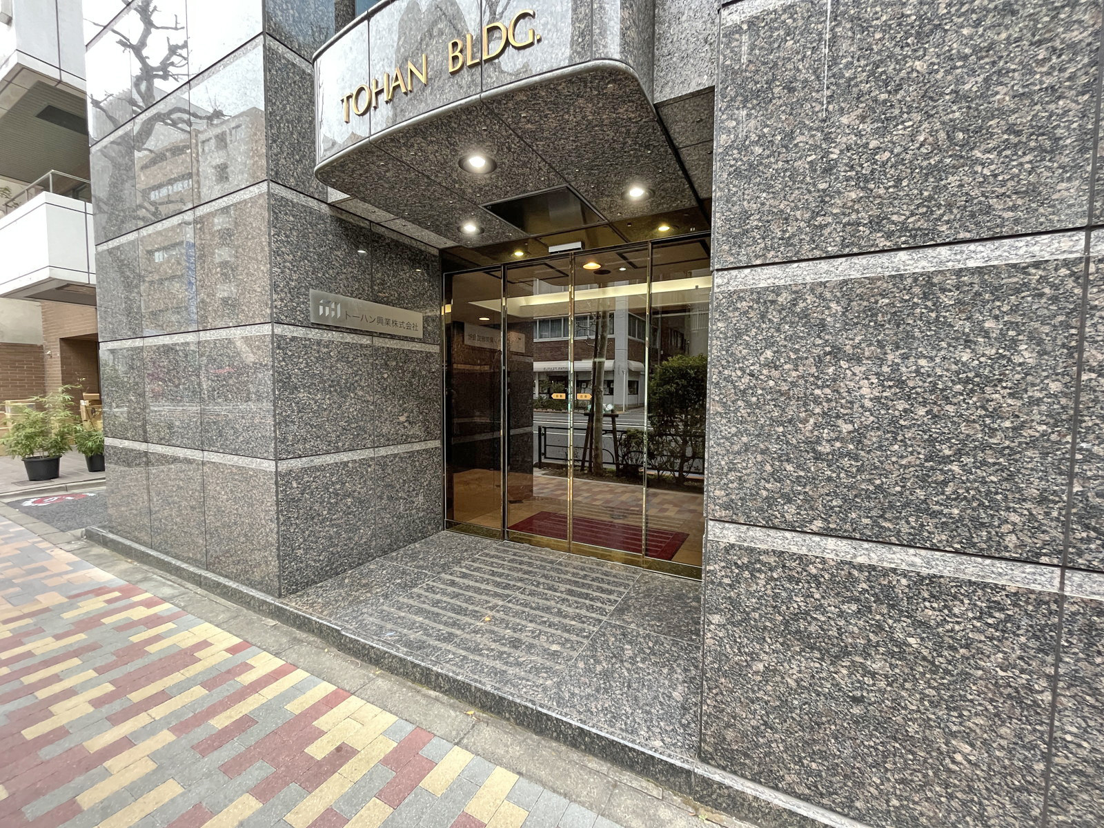 オフィスビル出入り口
