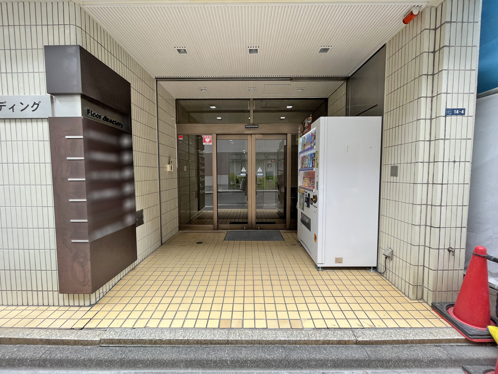 オフィスビル出入り口