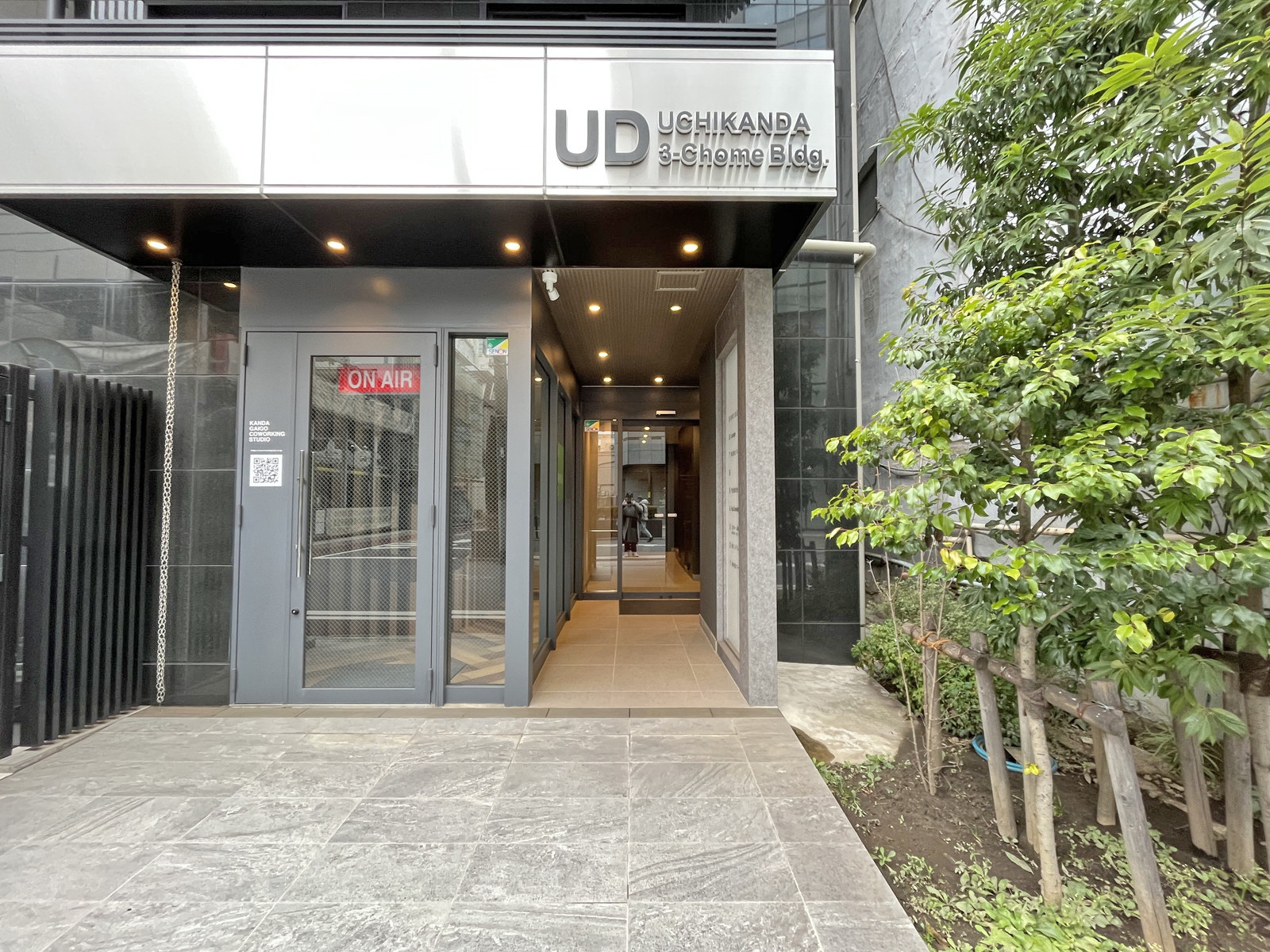 オフィスビル出入口