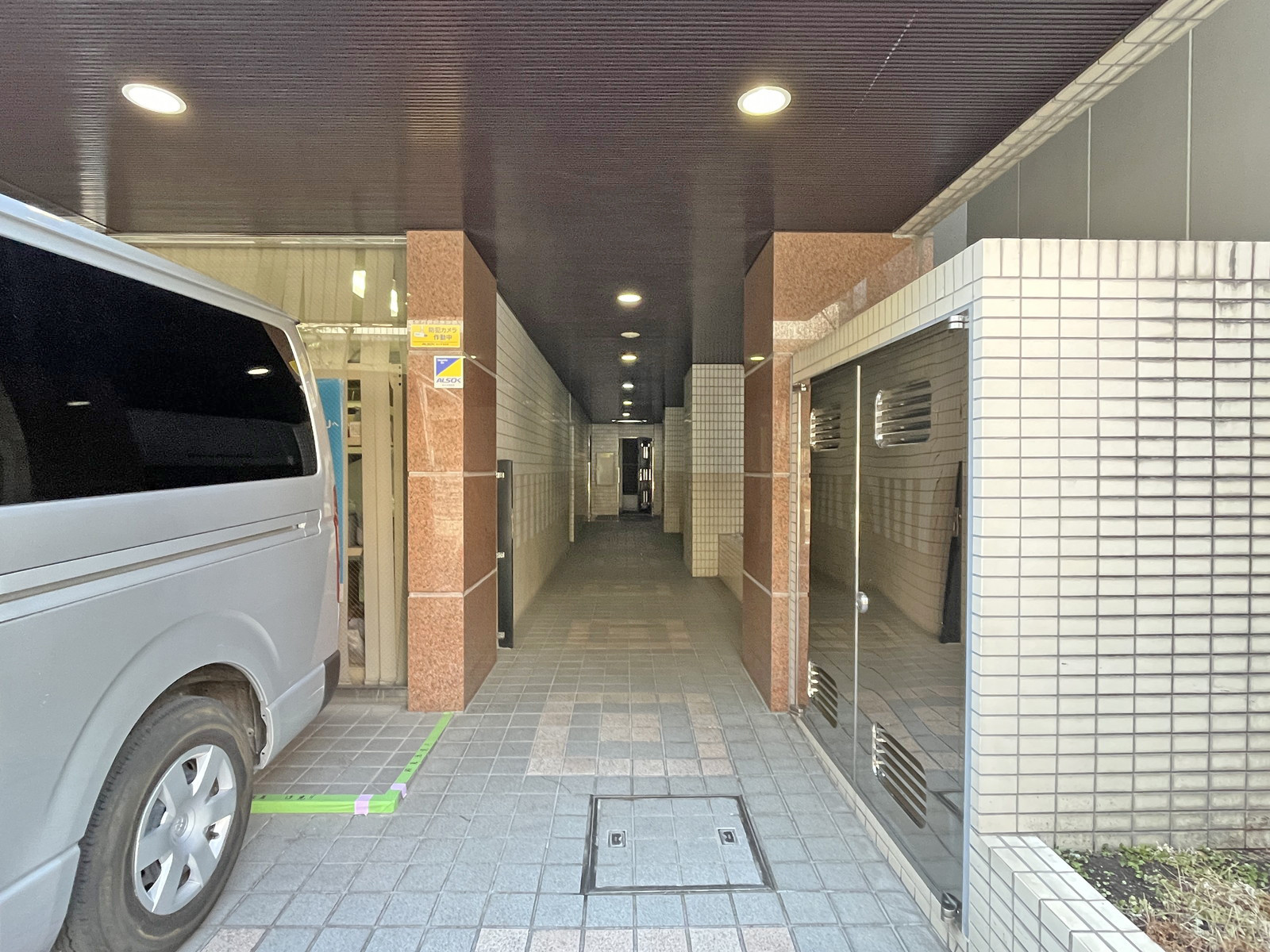 オフィスビル出入り口