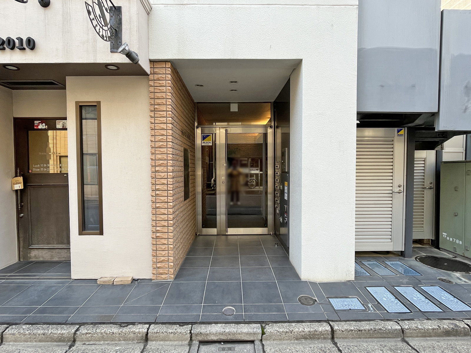 オフィスビル出入り口