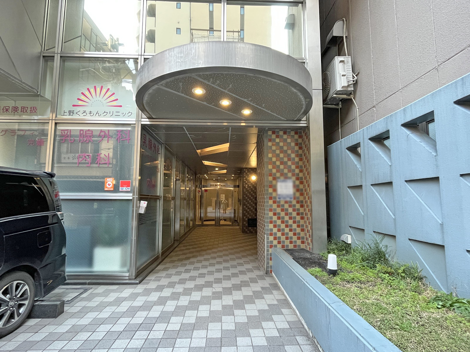 オフィスビル出入り口