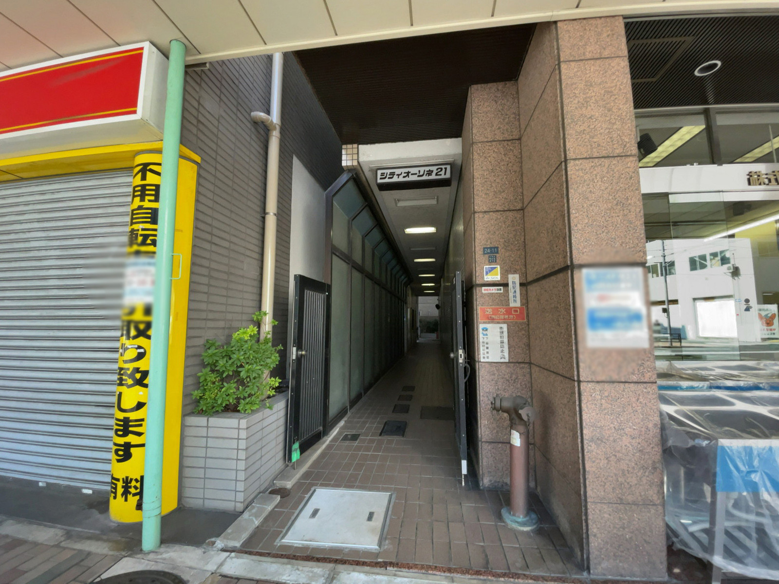 オフィスビル出入口