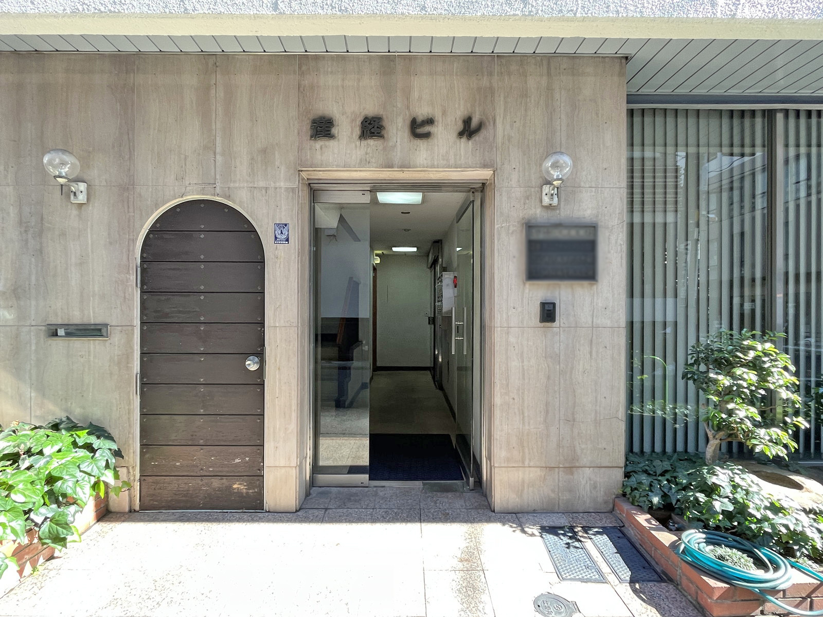 オフィスビル出入り口